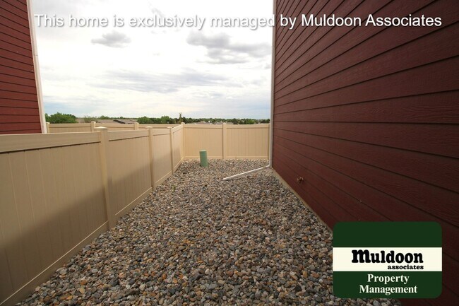 Building Photo - Beautiful end unit townhome
