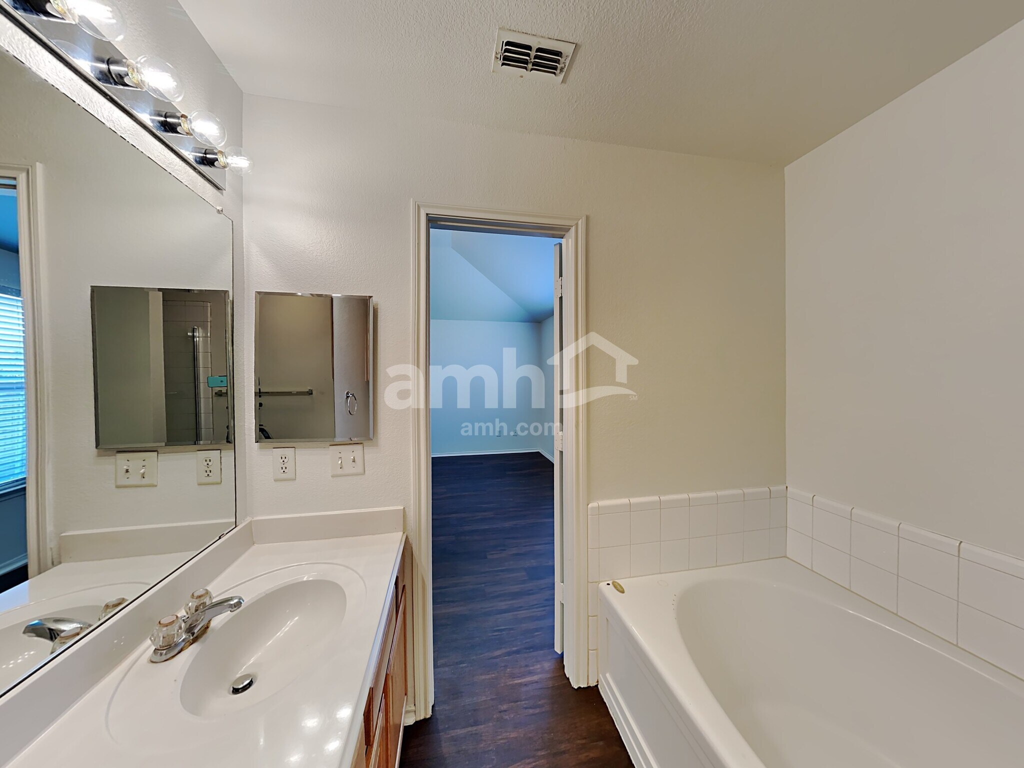 Building Photo - 9421 Pastime Ct