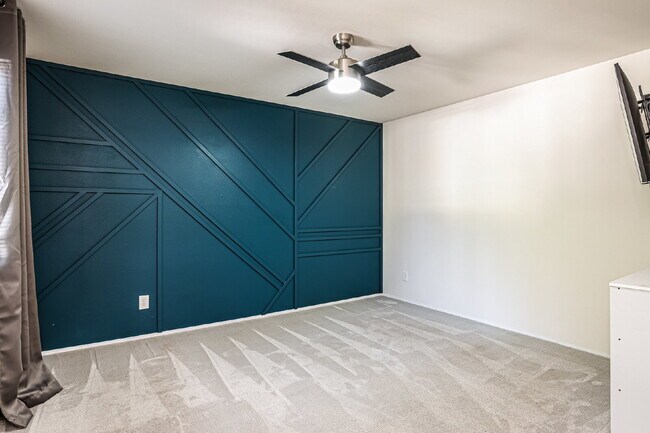 Building Photo - Top-Floor 3 Bed/2 Bath Condo with Silver Lake Views – Water/Sewer/Garbage Included! Available NOW...