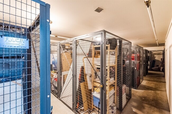 Building Photo - 210 N 17th St