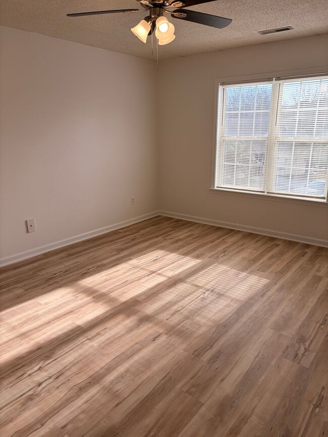 Building Photo - Q201