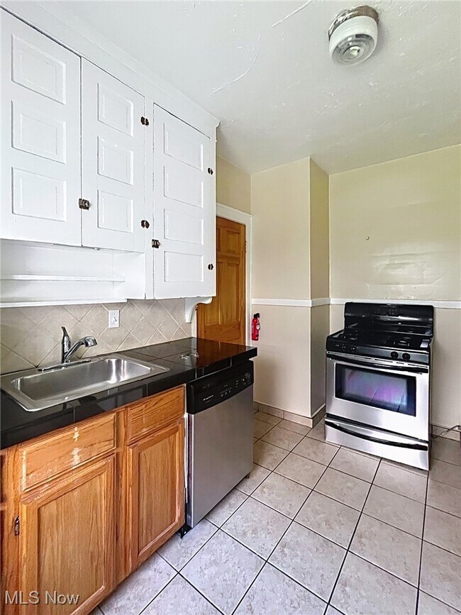 Building Photo - 2683 Hampshire Rd