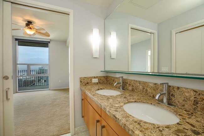 Building Photo - S/W Facing Icon Penthouse with Spectular Ballpark, Bay, and Ocean Views
