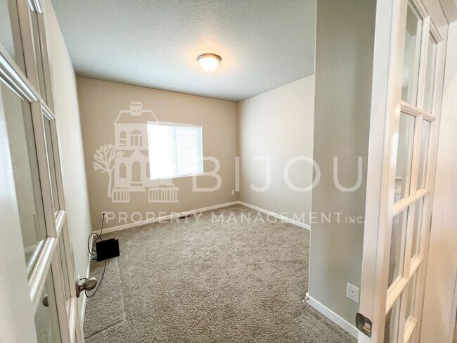 Building Photo - Grand Overlook to the Mountains!