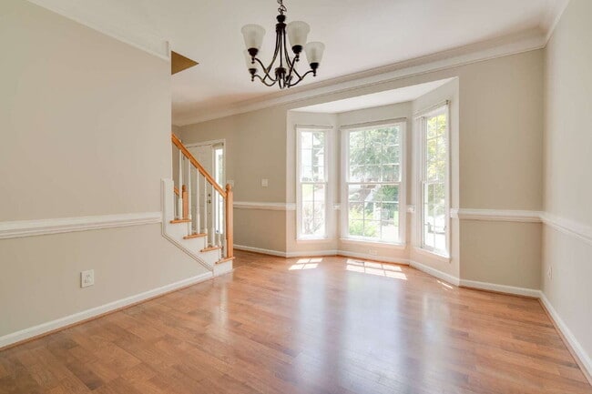 Building Photo - Charming 4-Bed Home with Fenced-in Backyar...