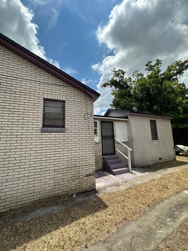 Building Photo - Fully Renovated 3/2 Available for Immediat...