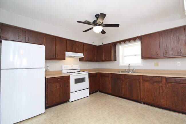 Building Photo - Spacious Bellview 2BR/1.5BA Duplex with Large New Front Deck, Fenced Backyard & Covered 2-Car Car...