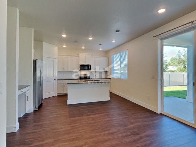 Building Photo - 979 N Nichole Ave