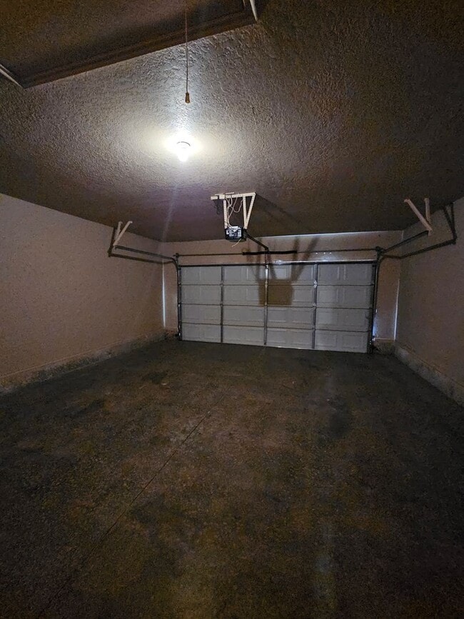 Building Photo - (3) Bed/(2) Bath in Tecumseh Ridge Addition Avail NOW! Pets Negotiable.