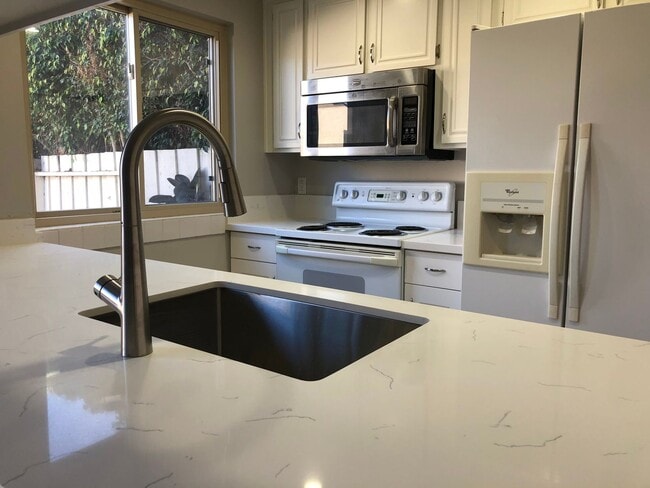 Building Photo - Wonderful 3 Bed, 1.5 Bath Upgraded Condo with Lots of Amenities