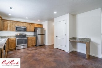 Building Photo - Charming 3 Bedroom Townhome with INTERNET INCLUDED & Dog-Friendly!
