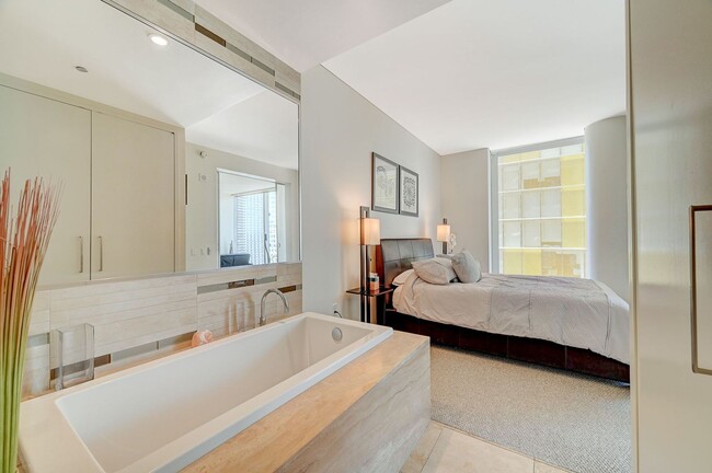 Building Photo - Veer Towers 2010E- Stunning Strip/City Views from this 1bd/1ba, Fully Furnished Residence