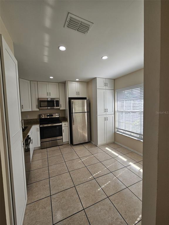 Building Photo - 14667 Laguna Beach Cir