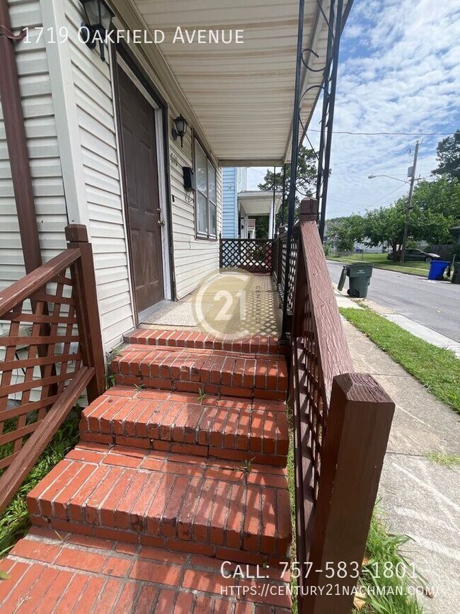 Building Photo - 1719 Oakfield Ave