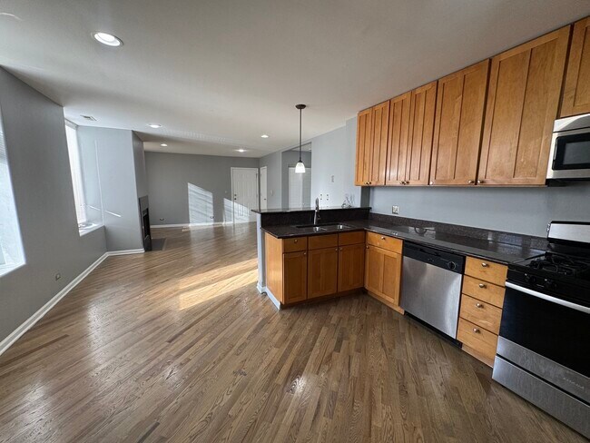 Building Photo - 542 E 48th St