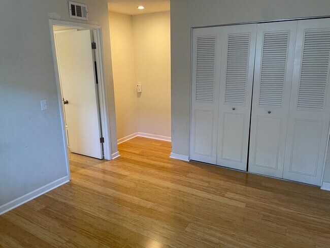 Building Photo - 1584 Mendenhall Dr