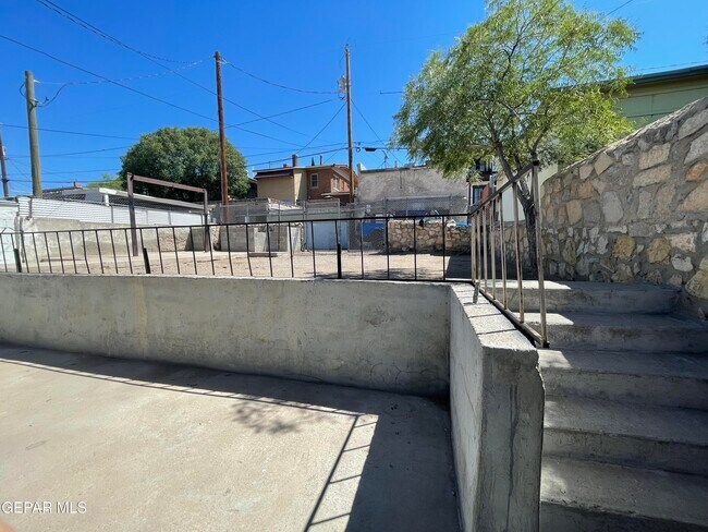 Building Photo - 1518 Lawton Dr