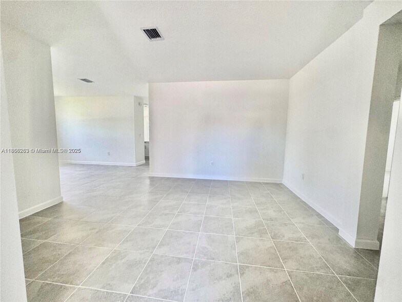 Building Photo - 2990 SE 23rd Ave