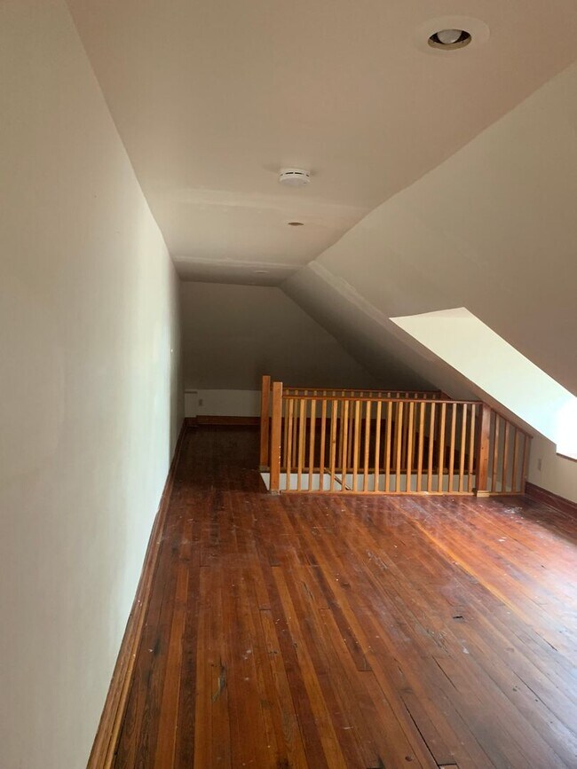 Building Photo - 4 bedroom, 1 bath, 3 story half double house