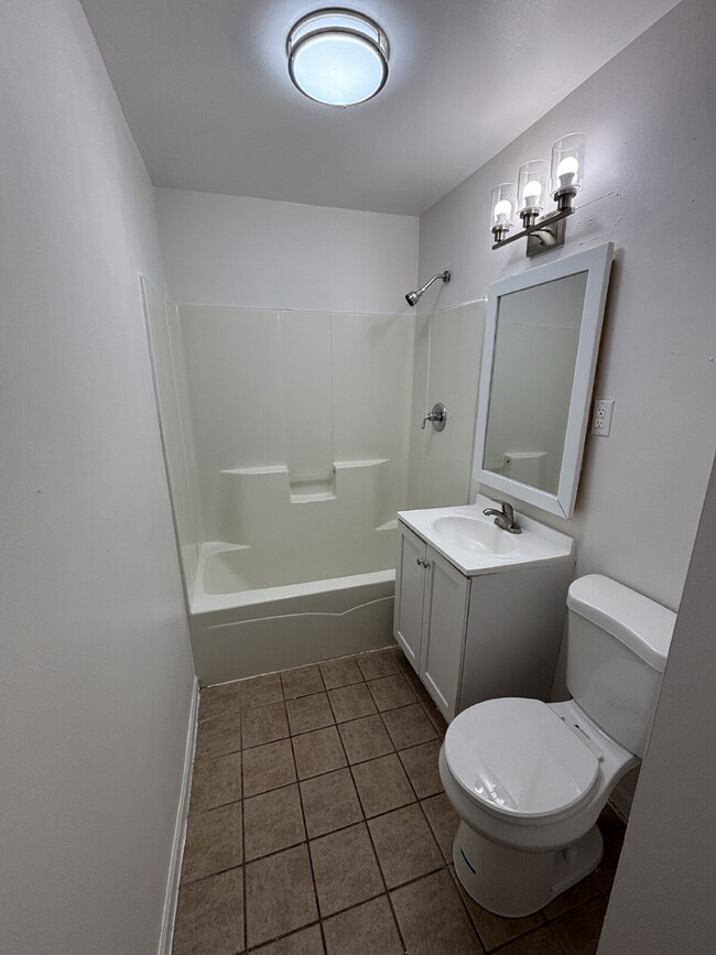 Building Photo - Spacious 3-bed home in Gary!