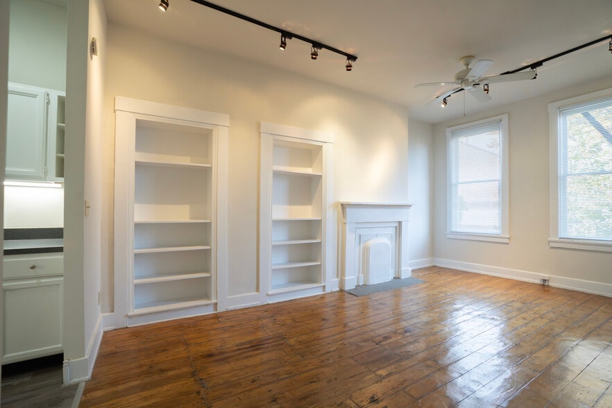 Building Photo - 137 W 9th St