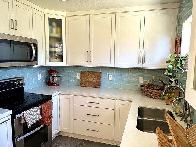 Building Photo - Beautiful Old Southwest Reno Home with Huge Private Yard