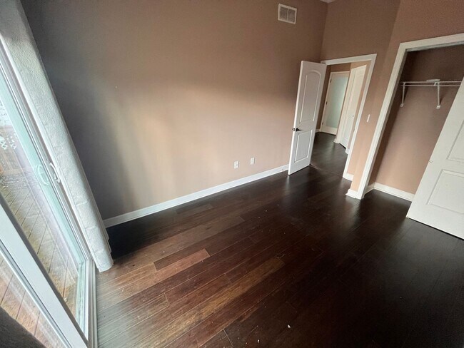 Building Photo - Beautiful 2 Bedroom Downtown!