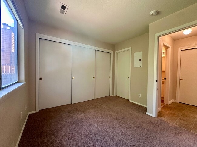 Building Photo - Spacious 2 Bed 2 Bath Condo in Aurora! Acr...
