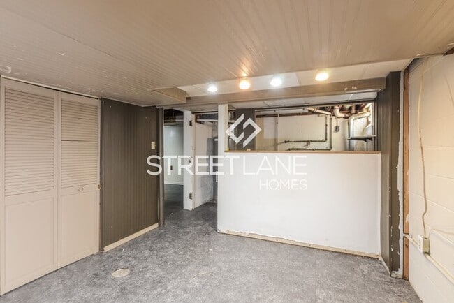 Building Photo - REDUCED!