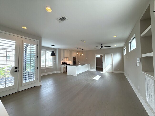 Building Photo - 1015 E 27th St