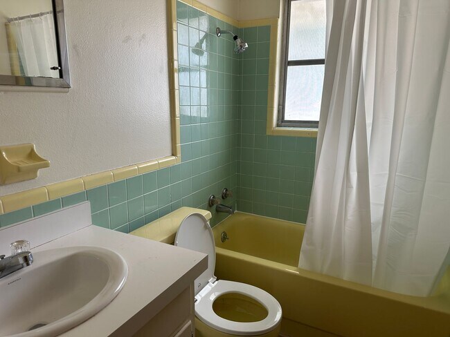 Building Photo - Convenient Leesburg Living – Walk to Leesburg High School!