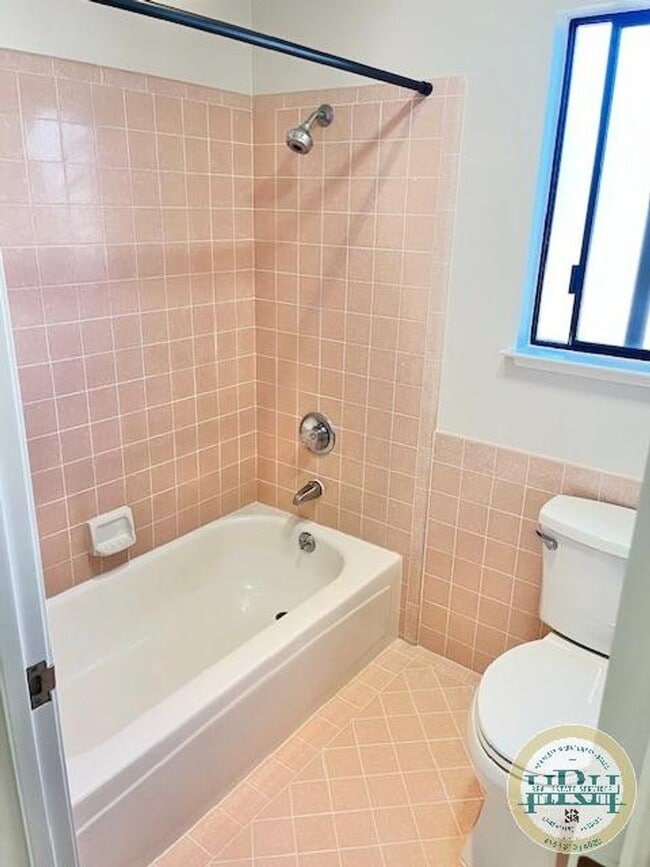Building Photo - Spacious 3BR|2.5BA Home in the heart of Br...