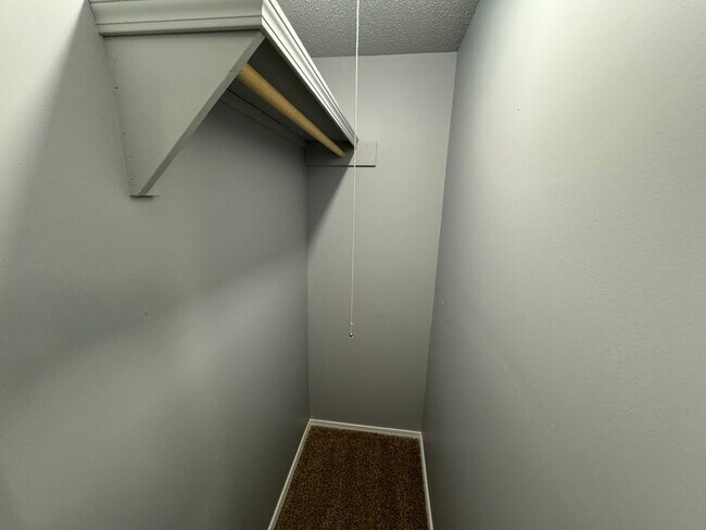 Building Photo - SPACIOUS DUPLEX in Southeast Springfield w...