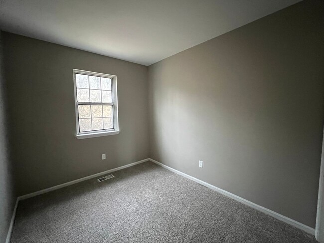 Building Photo - 3BR Townhome - Northampton School District