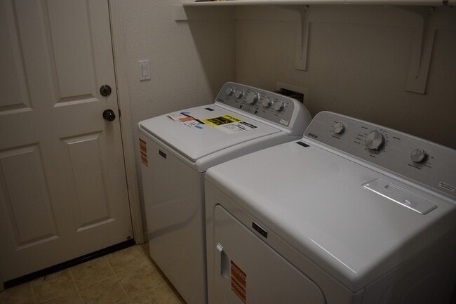 Building Photo - 570 Barclay Way