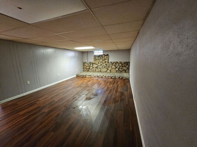 Building Photo - Spacious 3 Bedroom, 1.5 Bath House with Detached Garage