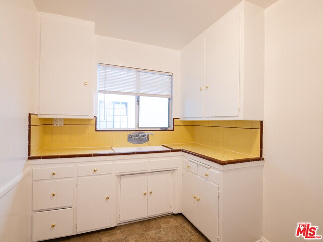 Building Photo - 422 Arnaz Dr