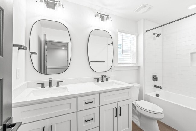 Building Photo - Move-in Ready Modern Townhome!!