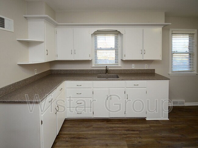 Primary Photo - 2130 S 48th St