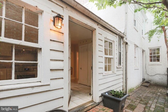 Building Photo - 217 S Lee St