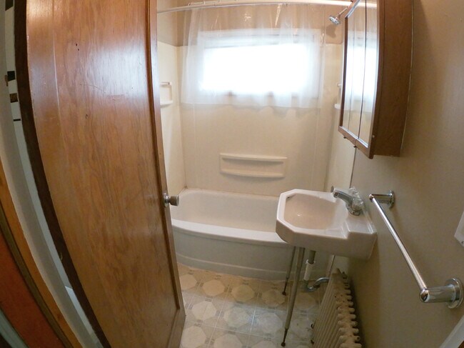 Bathroom - 527 6th Ave SW