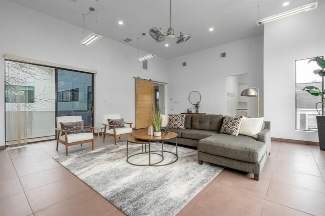 Building Photo - 118 Tuam St