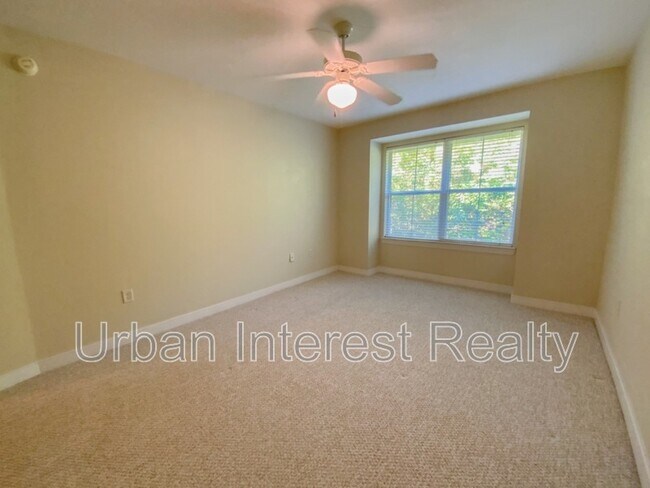 Building Photo - 421 Twin Lakes Ln
