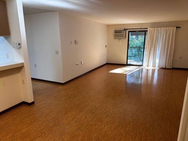 Building Photo - Spacious 2 bed 1.5 bathroom Condominium