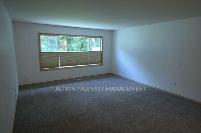 Building Photo - 2 bed + office, 2 bath, 2 car garage condo in Sunland