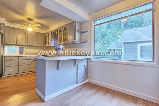Building Photo - 3 Bed, 2 Bath Craftsman Home on Dead End R...
