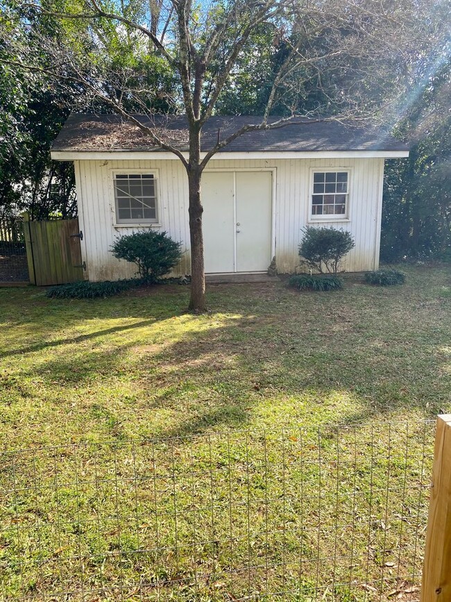 Building Photo - Mid-century ranch on half acre lot in beau...