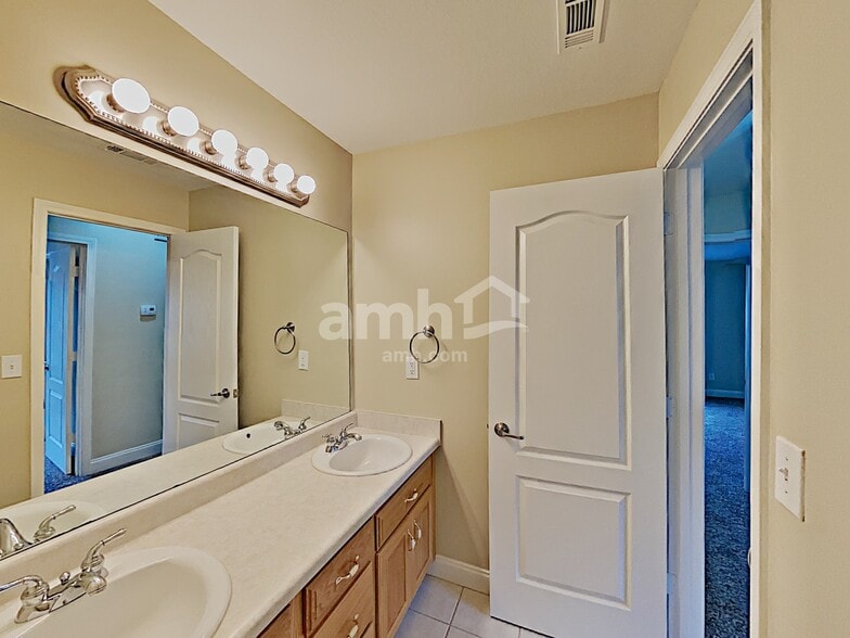 Building Photo - 712 Gatwick Ct