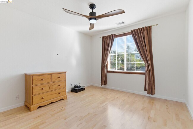 Building Photo - 257 Golf Links St