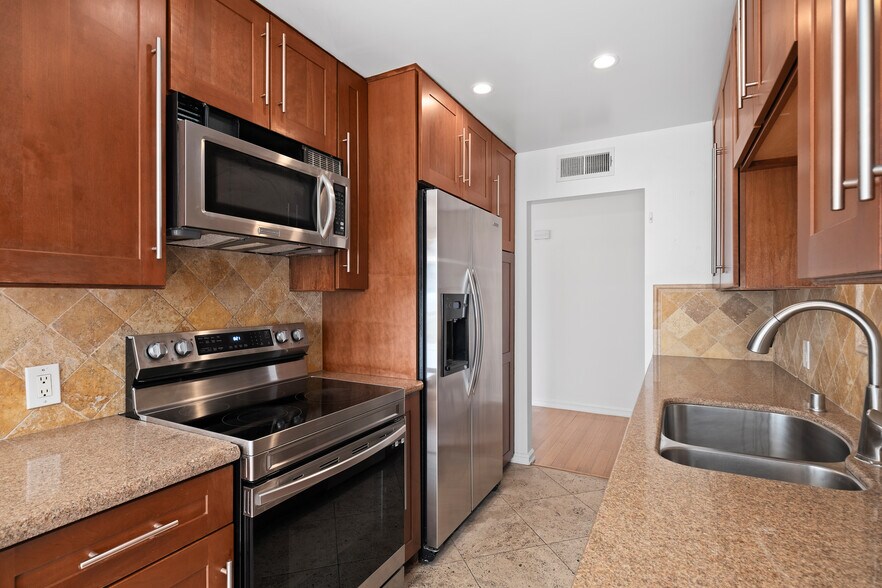 Building Photo - 10751 Wilshire Blvd